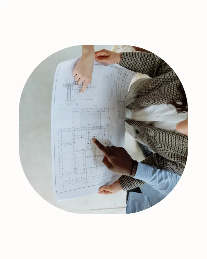 Accompagnement pendant les travaux avec analyse d’un plan d’aménagement intérieur.