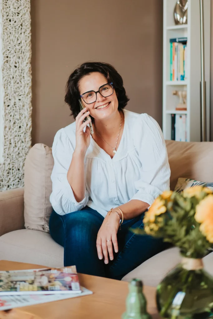 ADS intérieur, architecte d’intérieur, au téléphone échangeant avec un client sur un projet d’aménagement intérieur.