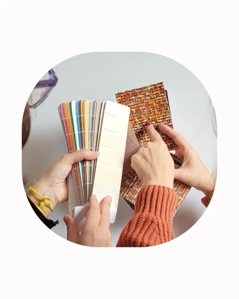 Coordination pendant les travaux avec choix de couleurs et papiers peints pour un projet d’intérieur.