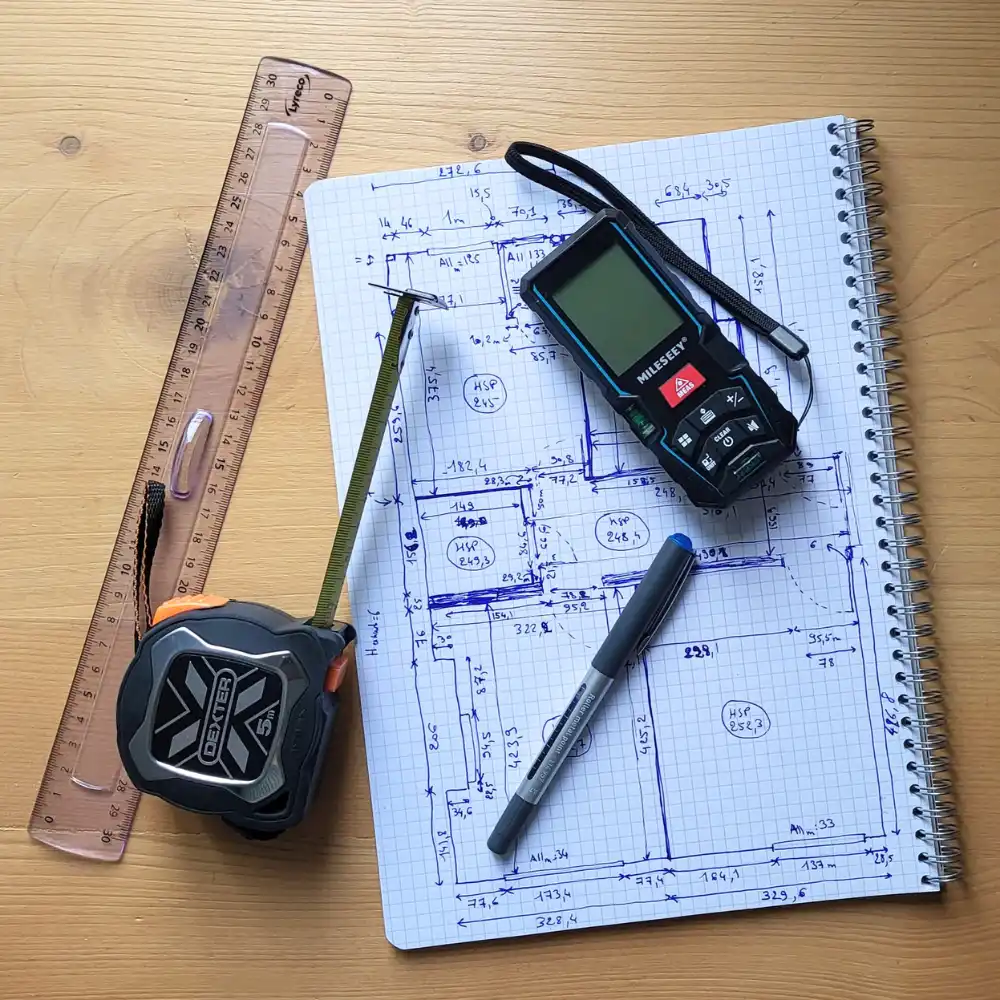 Etude d’aménagement intérieur avec brief, plan à main levée, laser et prise de mesure