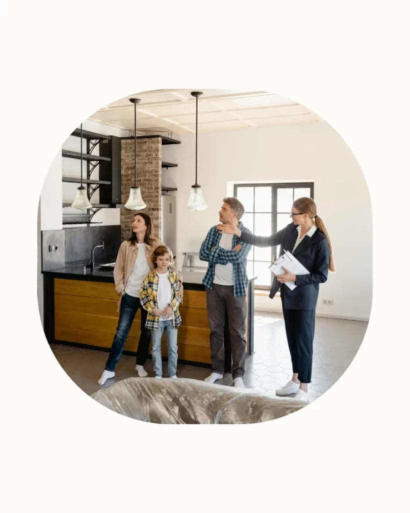 Présentation du rendu final d’un projet d’aménagement intérieur à une famille en fin de chantier.