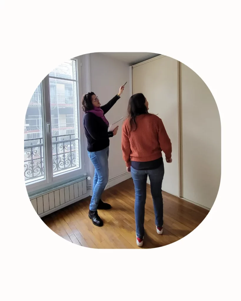 Rendez-vous client avec ADS Intérieur pour définir un projet d’aménagement intérieur à partir d’un carnet de notes.