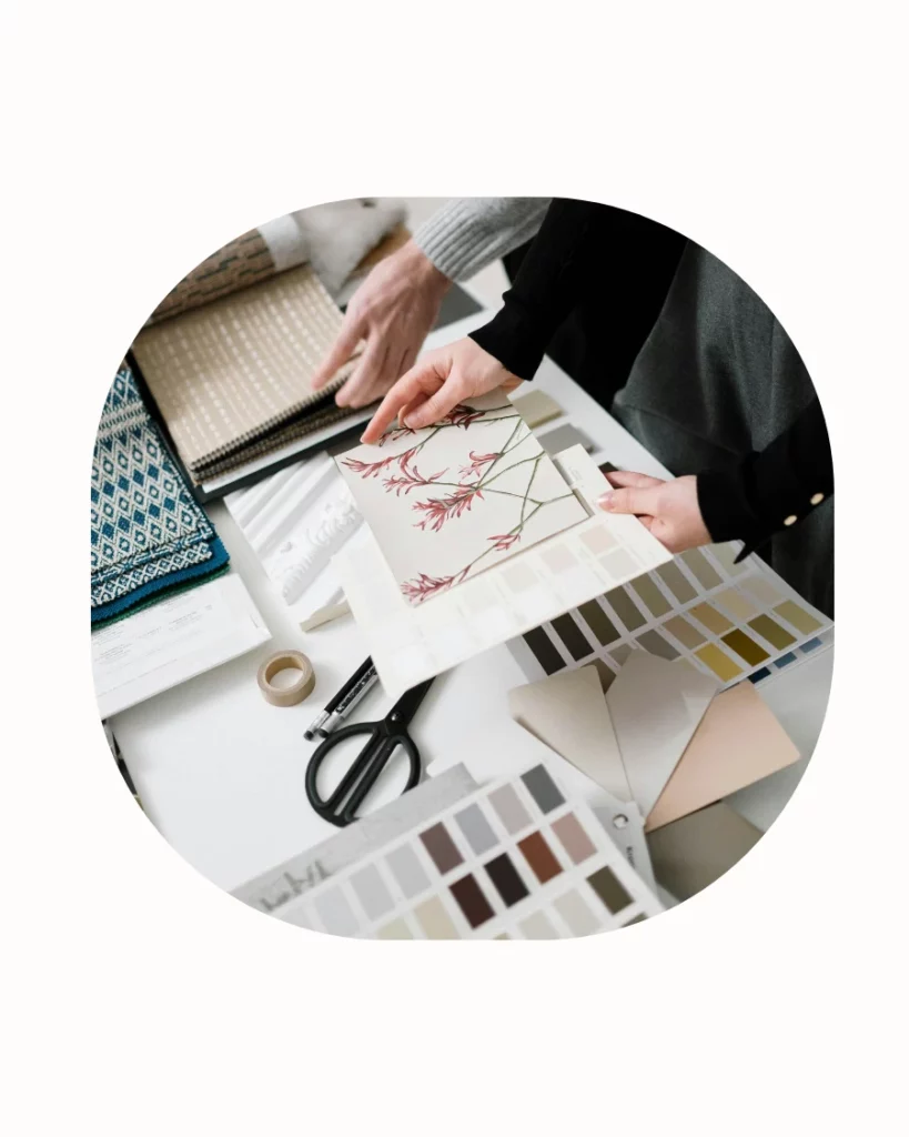 Sélection de papiers peints et couleurs de peinture pour un projet de décoration intérieure.